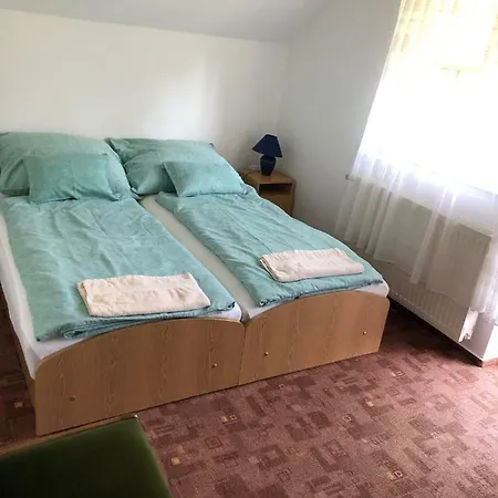 Szirtes Apartman Apartman *